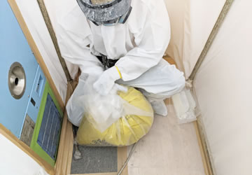 廃石綿の袋詰め